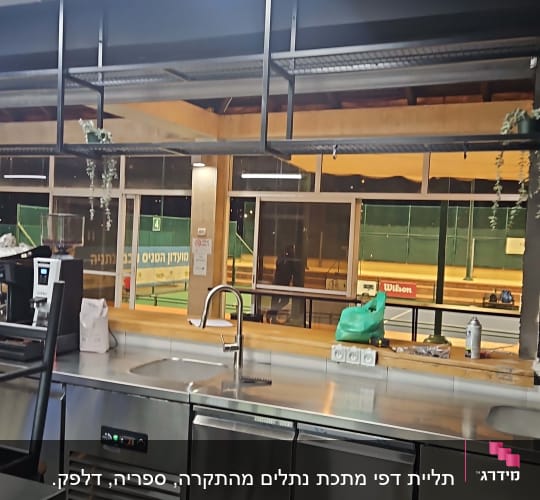 מדפים שחורים עם מסגרות מתכת במטבח